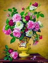 Желтая ваза с букетом роз