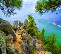 Красочный вид со скалы на озеро