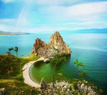 Узкий переход к скале среди моря