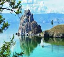 Красивое озеро со скалой