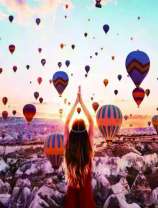 Девушка на фоне воздушных шаров