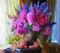 Яркий букет с пионами и виноград