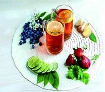 Чай с лимоном и свежие ягоды