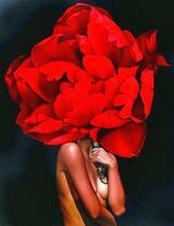 Обнаженная девушка с цветком в волосах