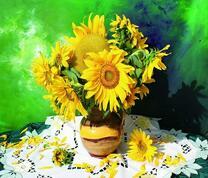 Кувшин с букетом цветущих подсолнухов