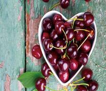 Черешни в чашечке с любовью
