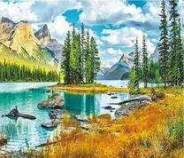 Летний берег горного озера