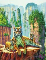 Тигрица с тигрятами на большой скале