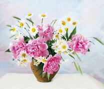 Ваза с букетом ромашек и розовых пионов