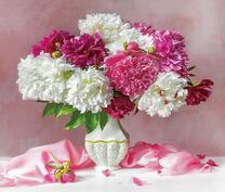 Нежно-белая ваза и пышный букет пионов