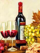 Красное вино в бокалах и белый виноград