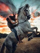 Романтический поцелуй на лошади