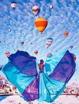 Девушка с пышными нарядами на фоне воздушных шаров