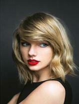 Тейлор Свифт с яркой помадой