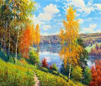 Склон озера и осенний лес вокруг