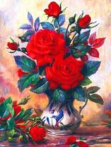 Ярко-красные розы в маленькой вазе