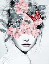 Нежная девушка с цветами и бабочками на голове