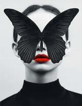 Девушка с огромной черной бабочкой