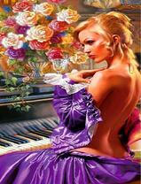 Девушка в открытом платье у пианино