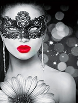 Красивая девушка с цветком в ажурной маске