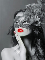 Девушка в маске с перьями