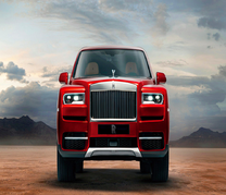 Красный автомобиль на фоне пустыни