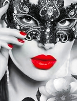 Девушка в маске с ярким макияжем