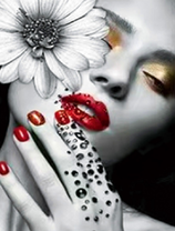 Черно-белый портрет девушки с акцентом на макияж