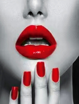 Девушка с яркой помадой и маникюром