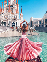 Девушка в красивом платье в Анталии