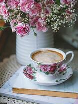 Чашечка кофе и букет гвоздик