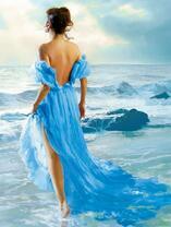 Девушка в легком голубом платье на берегу моря