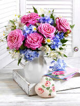 Нежный букет с розами и ромашками