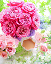 Натюрморт с розами чашечкой какао