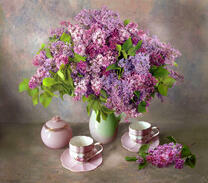 Букет сирени на столе с чайным сервизом 