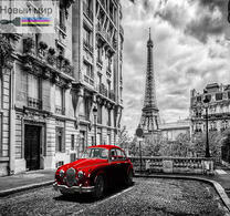 Красный ретро автомобиль в Париже