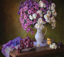 Пышный букет хризантем, виноград и груша