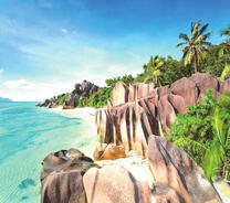 Солнечный пляж тропического острова