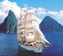 Белый парусник на фоне зеленых гор