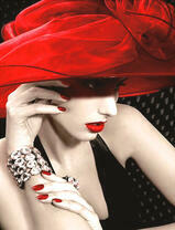 Женщина в красной шляпе и бриллиантовом браслете