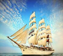 Бежевый корабль на море