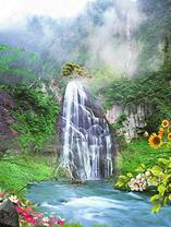 Горный водопад в тумане