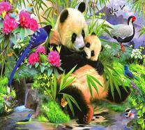 Мама панда и ее малыш в цветочном саду