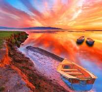 Лодки на красочном озере