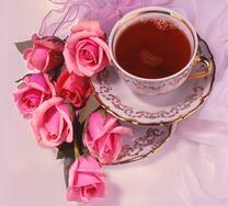 Чашечка чая и розовый букет