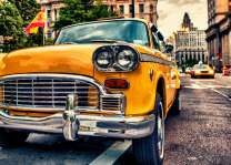 Желтое такси в большом городе