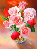 Розовые и красные розы в прозрачной вазе
