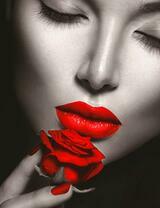 Девушка с розой и красной помадой