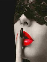 Девушка в маске с красной помадой