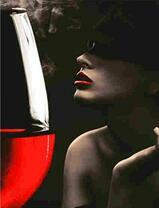 Девушка и бокал красного вина